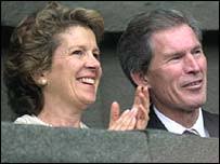 Jane and Tony Henman watch son Tim at Wimbledon. Mrs Henman keeps her fingers &quot;permanently crossed&quot; for son Tim - _39157798_jane_henman203