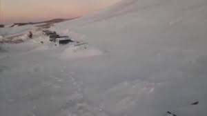 Neve soterra carros na Argentina e deixa mais de 100 turistas ilhados