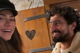 Renato Góes troca olhares apaixonados com Thaila Ayala em viagem aos alpes franceses