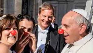 ... con il naso da clown. di Redazione - 11/11/2013 - Il pontefice ha indossato un naso rosso da pagliaccio per congraturlarsi con un coppia di sposini che ... - papa-francesco-naso-pagliaccio-770x441
