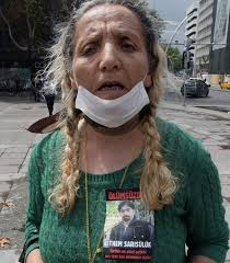 Mulher desafia policiais durante protesto contra o governo neste domingo (16) em Ancara, capital da Turquia (Foto: Burhan Ozbilici/AP) - 3