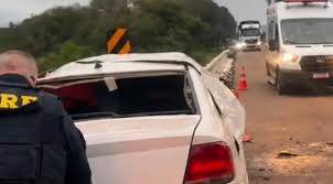 Colisão entre Voyage e carreta termina com morte de jovem na BR-290