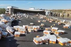 Vuelca tráiler con salsas de tomate en la entrada de Juárez
