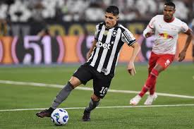 Fluminense encaminha contratação de Savarino, que fica fora de jogo do Botafogo