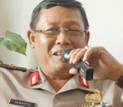 Tiyang saking desa ingkang sukses wonten ing jajaran POLRI. DR. - kapolda-wahyu