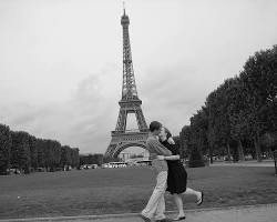couple kissing in front of a famous landmark