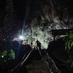 Rescuers take risks' evacuation Thai