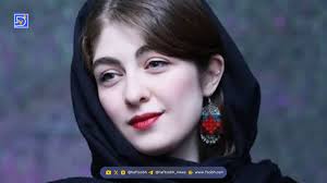 استایل گرم و دلنشین الیکا ناصری بازیگر چشم رنگی “سریال مو به مو” در پشت صحنه یک نمایش