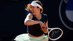 Danielle Collins Confronts Cameraman During Match Against Emma Raducanu