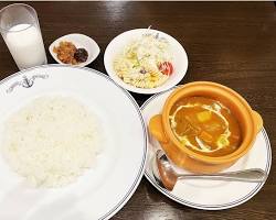 横須賀海軍カレー：横須賀海軍カレー、牛乳、サラダの画像