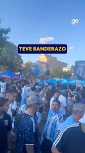 Argentino cortado da Copa agradece faixa do elenco: "Ver essa foto me emociona muito"
