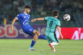 برتری خفیف استقلال با پنالتی اهدایی VAR/ سبقت آبی از پرسپولیس با پیکان