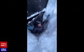 Video - VIDEO cu ”apocalipsa zăpezii”. Locuitorii unui oraș din Rusia ies din case pe ferestre, din cauza ninsorilor foarte puternice