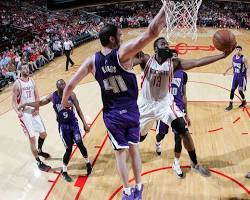 صورة people playing basketball