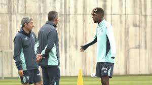 Valverde y Nico Williams, con semblante serio, conversan antes del entrenamiento