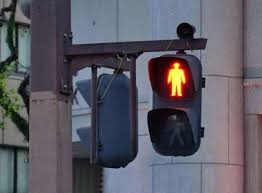 歩行者用の信号機が突然落下…つり下げる接続部が腐食 昨年10月には異常なし 落下受け県警が1400灯を緊急点検