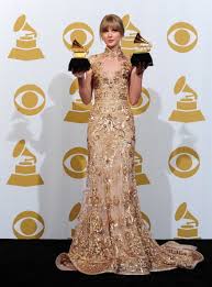 Resultado de imagem para look da taylor swifter 2017