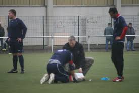 Trainer Dirk Potthast kümmert sich um einen verletzten Gegner ...