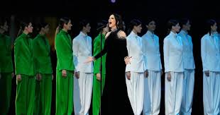 Mattarella in tram dà il via allo show. Altro che Ghali: la vera star è Pausini | Libero Quotidiano.it