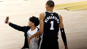 nba finals fan on court Picture