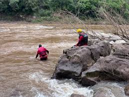 Bombeiros fazem buscas por mulher desaparecida no Rio Carreiro
