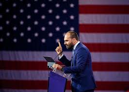 Rapidez na concessão de green card de Eduardo Bolsonaro contrasta com processo que pode levar anos nos EUA; entenda