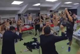 Presidente de clube surpreende jogadores ao jogar dinheiro no vestiário