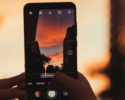 Pessoa usando um celular para editar uma foto