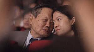 Chinese-American Nobel Prize laureate Chen-ning Yang whispers to his wife Weng Fan during his lecture entitled &quot;My Life&quot; at Jiao Tong University in Shanghai ... - xin_501002240928531304015
