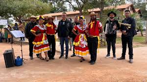 Grupo leva arte às ruas e encanta público no principal dia do 43º FIPe em Cáceres