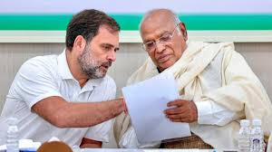 Rahul Gandhi, Congress chief huddle on Karnataka riddle, decision likely in 2 days