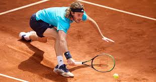 Tsitsipas anula surpresa espanhola e vai às oitavas em Madri