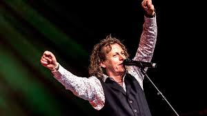 Zanger Syb van der Ploeg is zeer vereerd met optreden in Dokkum: ’Dit is de kroon op onze carrière’