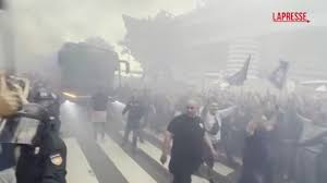 Calcio, il pullman dell'Inter arriva a San Siro: i cori e l'entusiasmo dei tifosi nerazzurri