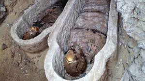 Archéologie : en Égypte, les archéologues découvrent une tombe romaine renfermant des momies aux langues en or et un rare papyrus