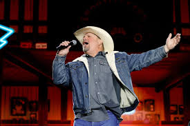 Garth Brooks, Kelly Clarkson, Willie Nelson Set for Stagecoach 2027