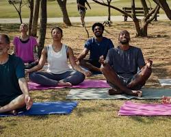 Imagem De Pessoas Praticando Meditação Em Grupo