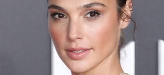 Gal Gadot: Deslumbra en bikini y revive looks icónicos. ¿Cuál es tu favorito? - Imagen ilustrativa del artículo