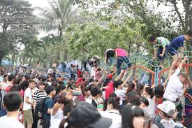 Image result for Hình ảnh nhiều người Việt Nam tranh cướp nhau khi ăn buffet