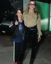 Alinne Moraes combina transparência e vinil em look da estreia de ‘Por Você’ com o filho
