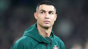 Jovem incendeia estátua de Cristiano Ronaldo em Portugal e dá 'aviso'