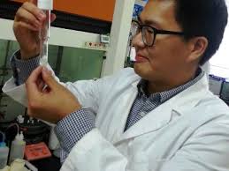 Caption: Ji-Woong Lee and his colleagues have found a simple way to attach catalysts to nylon ... - 61818_web