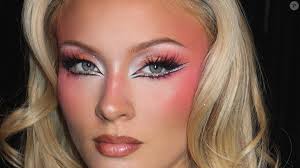 Adeus 'clean girl'! Maquiagem colorida para além do Carnaval: como usar a tendência de forma elegante e divertida no verão 2026
