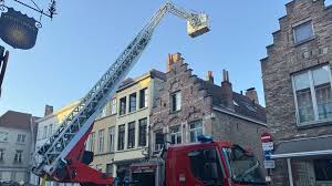 Zware brand in centrum Brugge: 4 panden onbewoonbaar en 10 mensen geëvacueerd na "overslag door strakke wind"