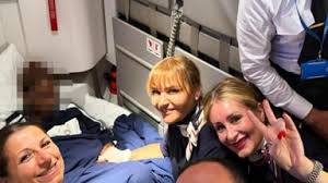 Fiocco azzurro in alta quota: donna partorisce su un aeroplano