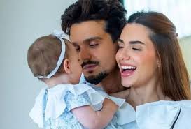 Jade Magalhães mostra rostinho da filha Serena e semelhança com Luan Santana surpreende: 'Clone'