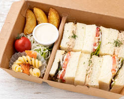 ツナと野菜のサンドイッチ弁当の画像