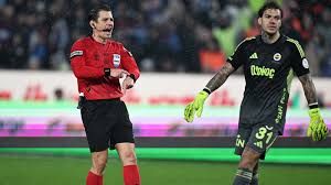 Trabzonspor - Fenerbahçe maçında tartışmalı pozisyonlar! 'Kırmızı kart ve gol iptal'