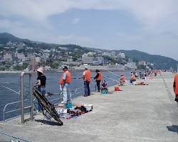 熱海港での釣りの画像