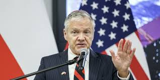 CEO, wydawca i przyjaciel byłego wiceprezydenta. Kim jest ambasador USA w Polsce?